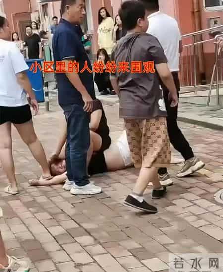 女子带一众娘家人现场抓小三，揪着对方衣服怒声质问：贴钱给我男人买内裤，你到底图什么