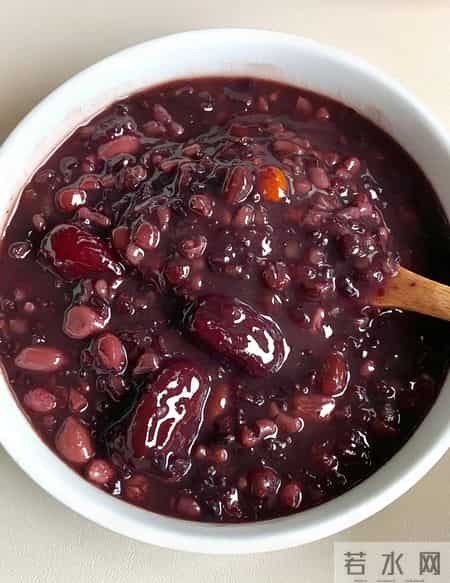 老得慢的女人，都爱吃3种食物，皮肤白皙似桃花，年过60岁不显老