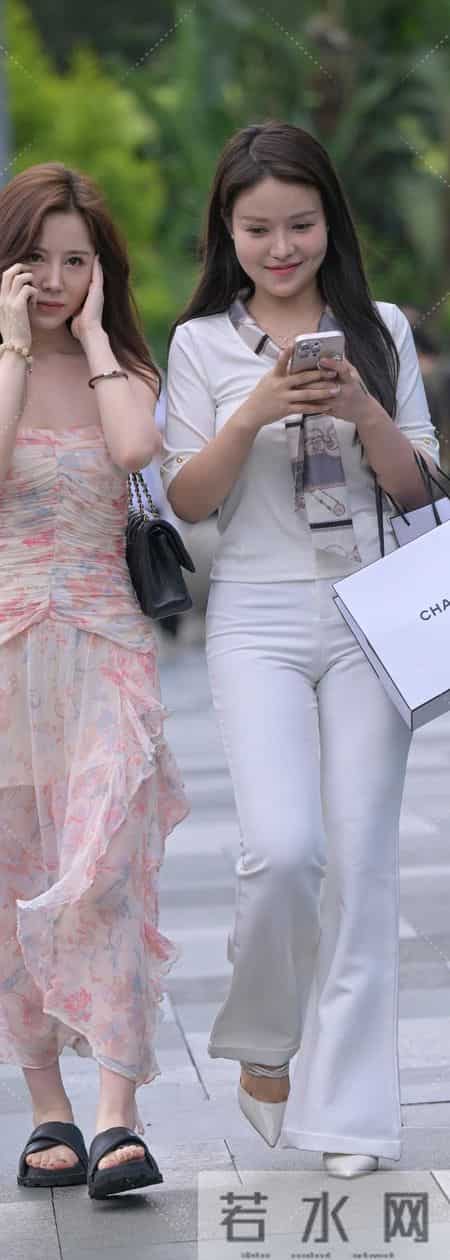 白色五分袖+直筒裤：这才是纯净风的街头王道！