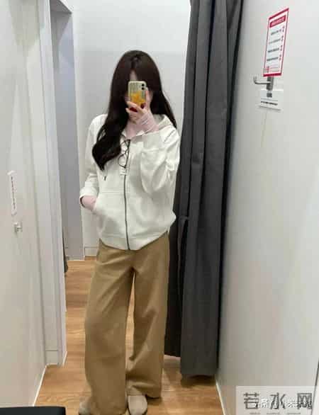 被问爆链接!优衣库这件白色拉链卫衣,春天穿太chill了