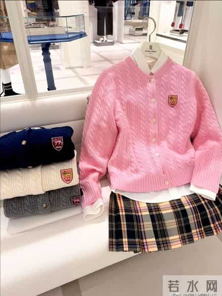 天啦！这件针织衫太不简单了，胸前是个狮子logo，还有不同含义