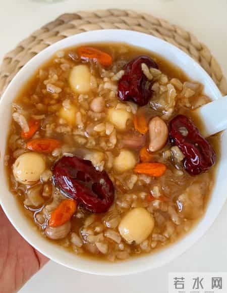 老得慢的女人，都爱吃3种食物，皮肤白皙似桃花，年过60岁不显老