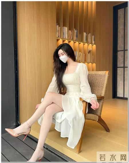 “方领白裙 + 奶油丝 + 尖头鞋”，温柔又有氛围感，越看越耐看！