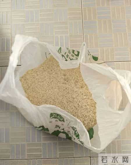 “米放三处，家中不富”，家中米不能乱放，不是迷信，是过来人的经验！