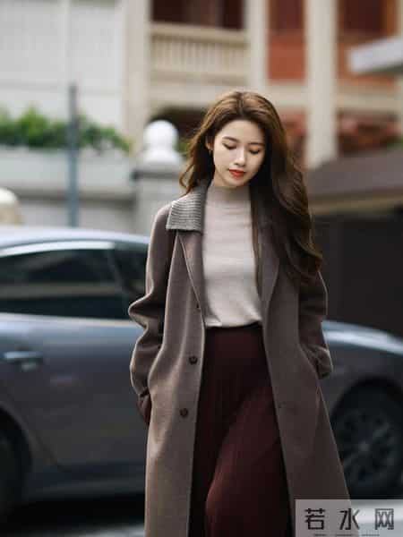新年穿棕色大衣，知性显贵气！8个优雅从容的姿势，拿捏自然美