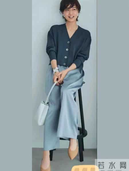 富冈佳子“裤子”穿搭方法遮肉显瘦，搭配这几件上衣，简约干练