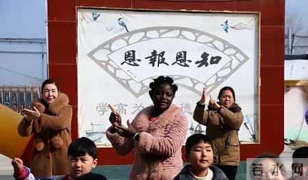 18岁非洲女孩嫁给47岁河南农民，生下2个混血宝宝，婆婆非常满意