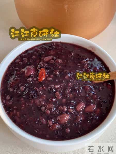 老得慢的女人,都爱吃3种食物,皮肤白皙似桃花,年过60岁不显老