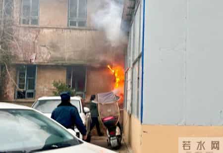 公安县孟家溪镇：居民楼突发火情，邮政人冲了上去……