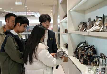 武汉新增一家大型商店，现场火爆！有人从外地刚赶到就下单万元