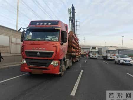 事发上海外环高速!早高峰一辆重型半挂牵引车胎架突然脱落,横扫隔音屏,坠入行车道_0