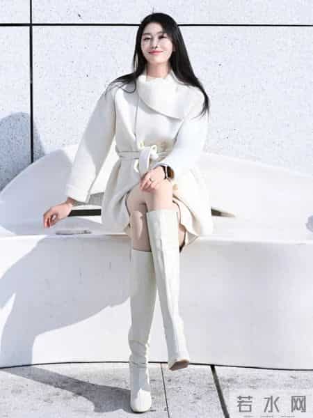 “白色大衣+白长靴”，这样穿简直就是冬天里的白月光