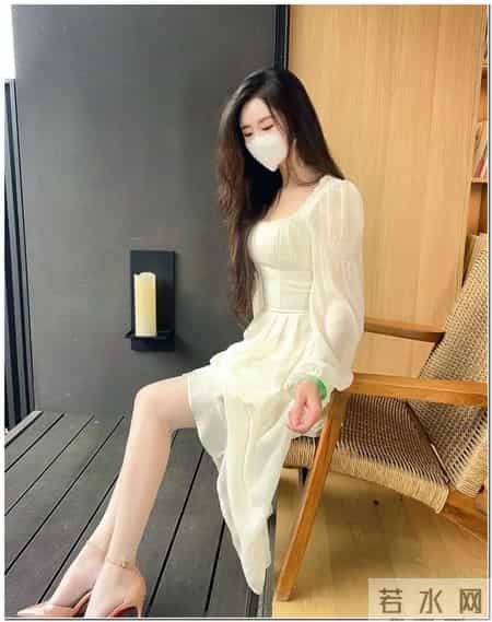 “方领白裙 + 奶油丝 + 尖头鞋”，温柔又有氛围感，越看越耐看！