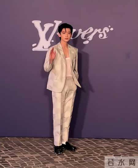 白敬亭微博之夜内搭翻车？被嘲神似抹胸，粉丝急喊：是老头衫啊