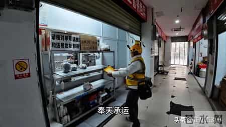 外卖员遭保安殴打驱赶后续：警方介入已获赔偿，原因曝光引热议