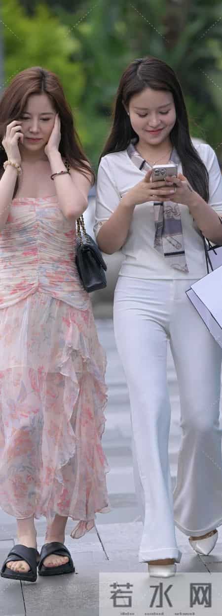 白色五分袖+直筒裤：这才是纯净风的街头王道！