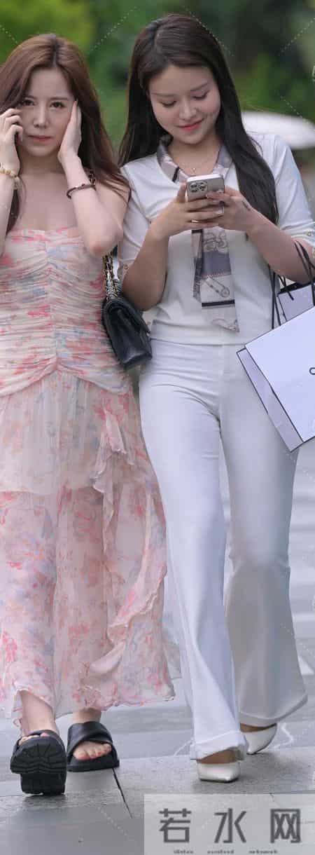 白色五分袖+直筒裤：这才是纯净风的街头王道！