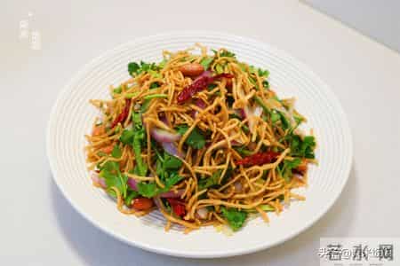 过年凉拌菜,5分钟就做好,酥香酥香的,上桌就光盘