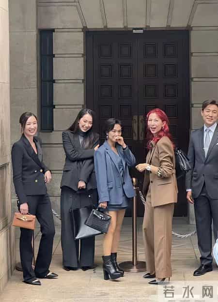 没想到女神现实中居然那么矮，白瞎我看了十几年电视，现在才知道