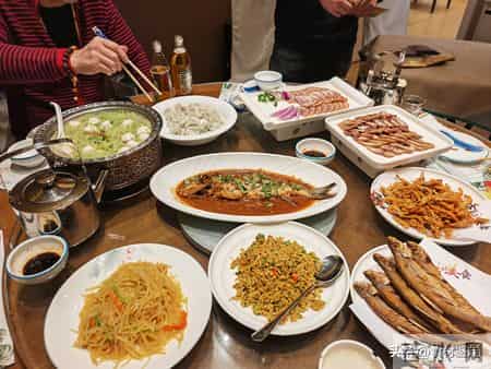 陵东街有一家特色鱼馆，一吃一个不吱声