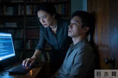 出差前，我在丈夫的枕头下撒了点荧光粉，3天后我提前回家，拿着紫光灯照向床铺，他瞬间跪下了