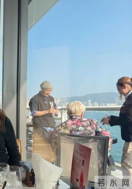 张卫健餐厅窗外海景露台陪母亲晒太阳，喝饮品，体贴又孝顺！