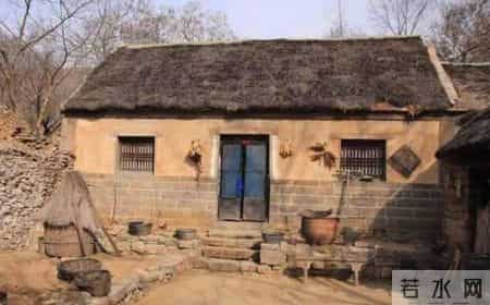 小叔身份不一般，父亲从来不说，母亲被人欺负后，小叔才赶来露面