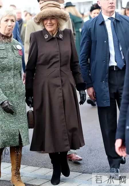 不得不说，卡米拉王后越来越会穿了，身姿挺拔尽显贵气感