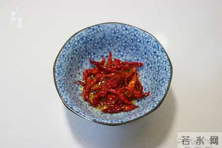 过年凉拌菜,5分钟就做好,酥香酥香的,上桌就光盘