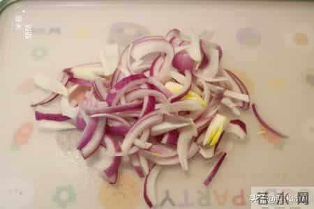 过年凉拌菜,5分钟就做好,酥香酥香的,上桌就光盘