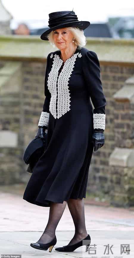 不得不说，卡米拉王后越来越会穿了，身姿挺拔尽显贵气感