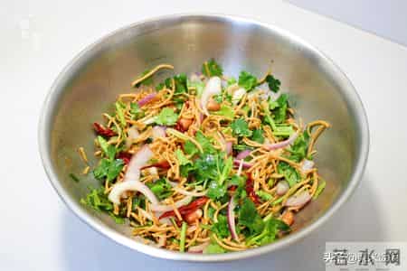 过年凉拌菜,5分钟就做好,酥香酥香的,上桌就光盘