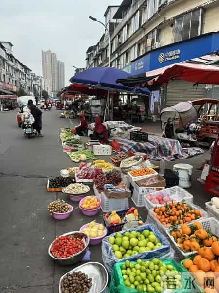 我的县城生活579：寒冬下的邛崃街头，穷人没有体面可言