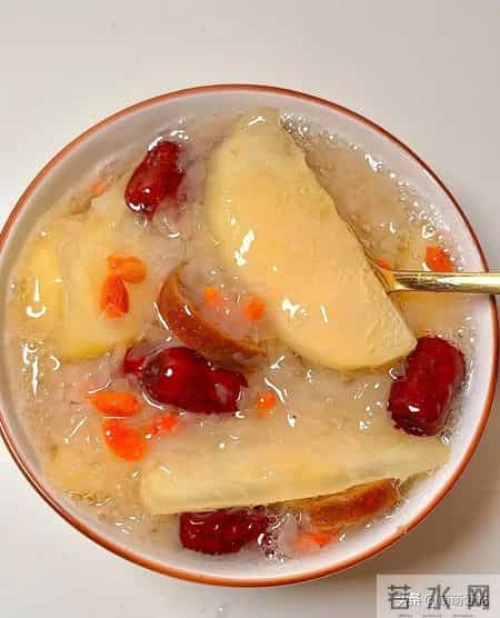 老得慢的女人，都爱吃这3种食物，皮肤白皙似桃花，60岁也不显老