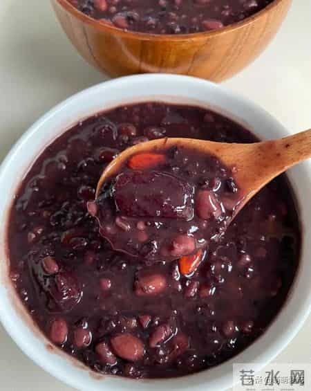 老得慢的女人，都爱吃这3种食物，皮肤白皙似桃花，60岁也不显老