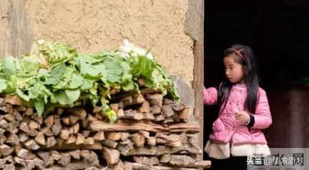 继父去世我出钱安葬，葬礼结束要走，俩继兄拦住我：有些账该算了