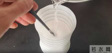 大扫除玻璃难擦?家政阿姨教我一招,不用一滴水,擦完干净透亮