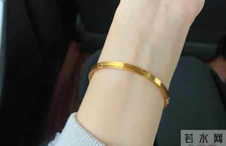 黄金暴跌了，现在还能买吗，金店老师傅说出的真话！