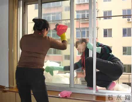 大扫除玻璃难擦?家政阿姨教我一招,不用一滴水,擦完干净透亮