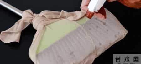 大扫除玻璃难擦?家政阿姨教我一招,不用一滴水,擦完干净透亮