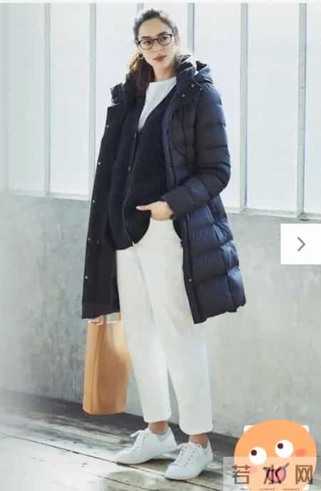 富冈佳子“裤子”穿搭方法遮肉显瘦，搭配这几件上衣，简约干练