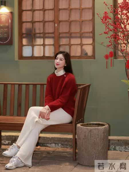 初春“裤子”这么穿会更好看！搭配这几件上衣就够，简约时髦