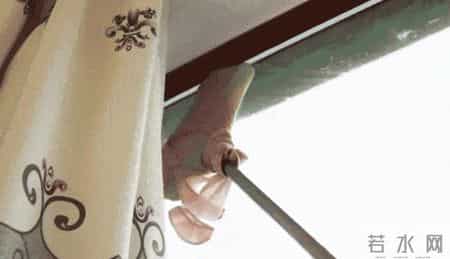 大扫除玻璃难擦?家政阿姨教我一招,不用一滴水,擦完干净透亮