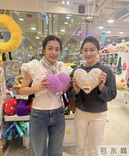 甘比手艺真不错，自己钩露背连体裤准备过年，惊艳大气比高定好看