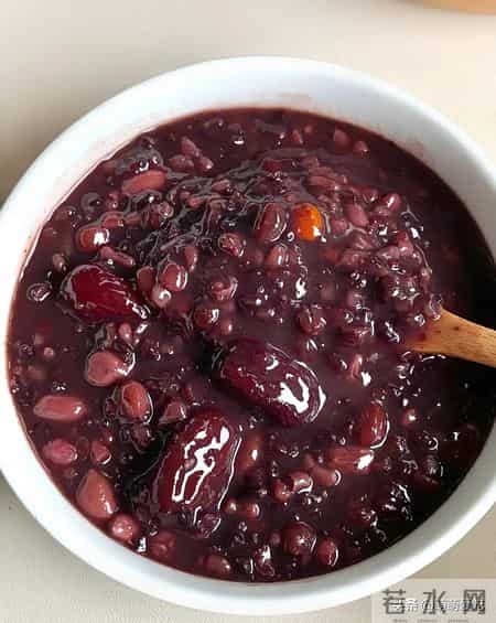 老得慢的女人，都爱吃这3种食物，皮肤白皙似桃花，60岁也不显老