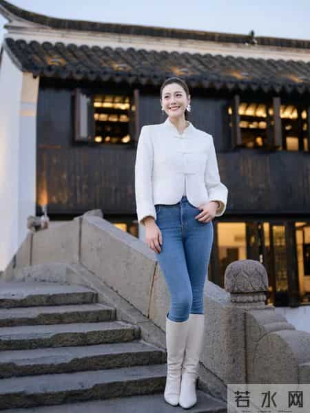 月光白的外套自带柔光滤镜，搭配牛仔裤和长靴，清冷又温柔～