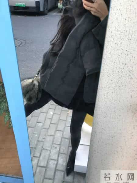 “灰色棉服+厚灰袜+尖头鞋”，这一套真的松弛又有气场，秋街一走谁不多看两眼！