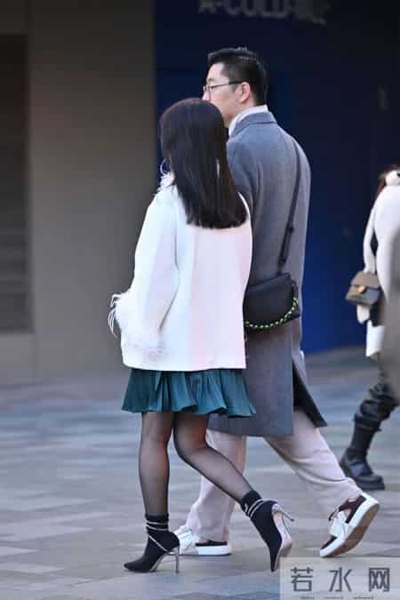 10厘米的黑色尖头细跟短靴，银色鞋跟和缠绕很精致，搭配黑色丝袜