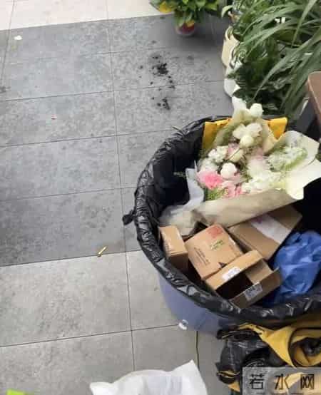 上海一保安，因“捡业主淘汰的花”而火了，那叫一个壮观，晒晒