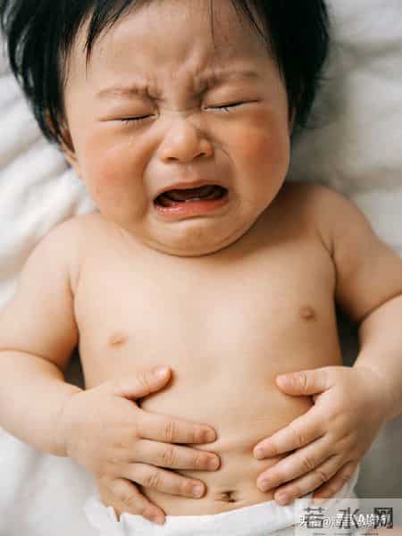 8个月婴儿肠坏死，看住家里的老人，这些辅食不能乱吃！